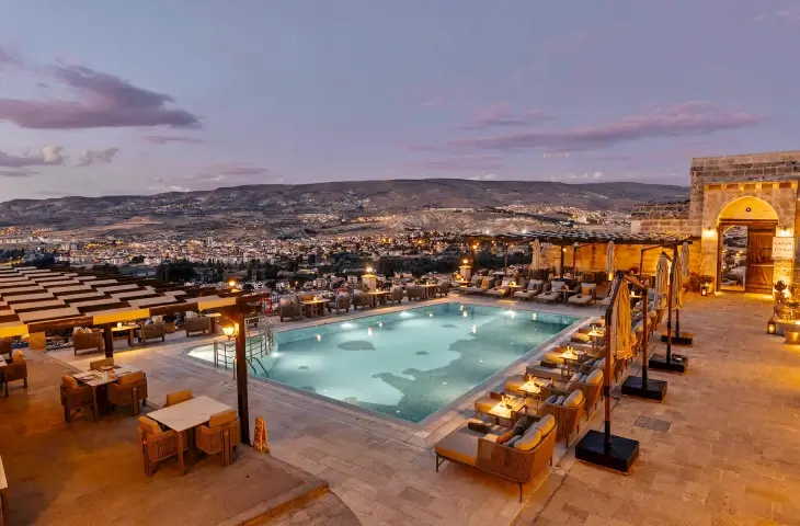 Kayakapı Premium Caves Ürgüp havuz teras gün batımı manzara